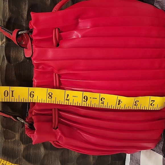 Simple Vera Wang Pleated Vegan Leather 👜 - Picture 5 of 5